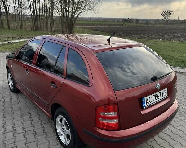 Красный Шкода Фабия, объемом двигателя 1.39 л и пробегом 258 тыс. км за 4000 $, фото 3 на Automoto.ua