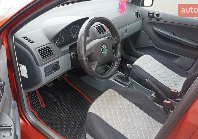 Красный Шкода Фабия, объемом двигателя 1.2 л и пробегом 214 тыс. км за 3800 $, фото 7 на Automoto.ua