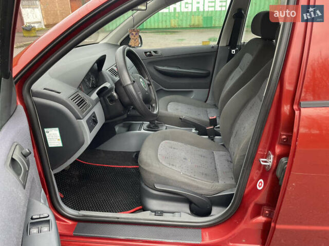 Красный Шкода Фабия, объемом двигателя 1.2 л и пробегом 217 тыс. км за 3550 $, фото 42 на Automoto.ua