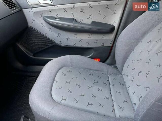 Красный Шкода Фабия, объемом двигателя 1.4 л и пробегом 282 тыс. км за 4890 $, фото 29 на Automoto.ua