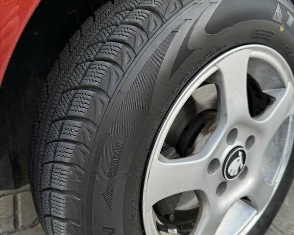 Красный Шкода Фабия, объемом двигателя 1.39 л и пробегом 258 тыс. км за 4000 $, фото 9 на Automoto.ua