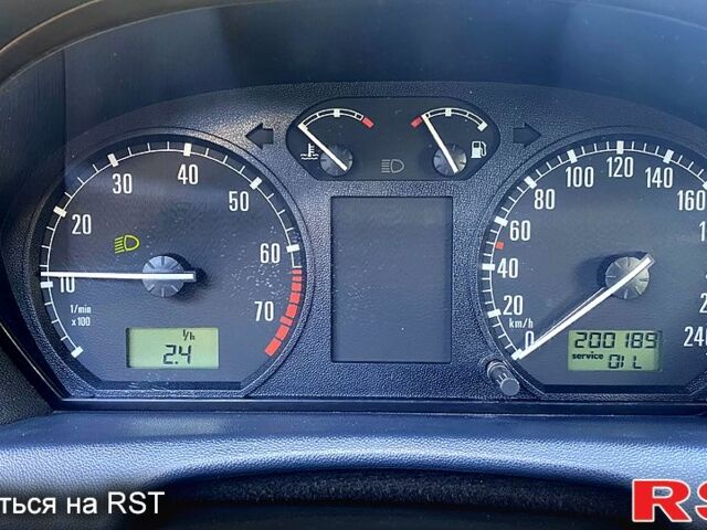 Красный Шкода Фабия, объемом двигателя 1.4 л и пробегом 200 тыс. км за 3600 $, фото 3 на Automoto.ua