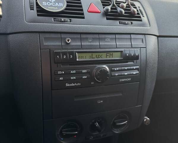 Красный Шкода Фабия, объемом двигателя 1.39 л и пробегом 258 тыс. км за 4000 $, фото 11 на Automoto.ua