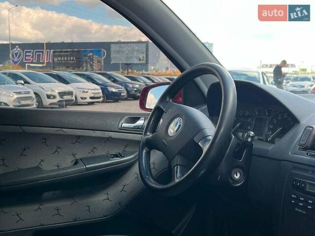 Красный Шкода Фабия, объемом двигателя 1.4 л и пробегом 282 тыс. км за 4890 $, фото 12 на Automoto.ua