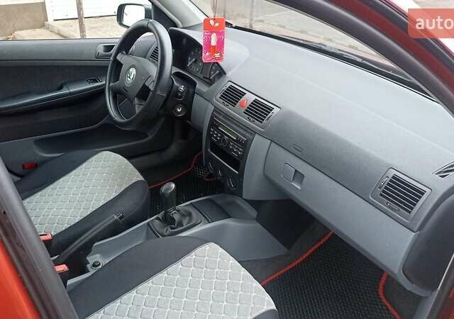 Красный Шкода Фабия, объемом двигателя 1.2 л и пробегом 214 тыс. км за 3800 $, фото 8 на Automoto.ua