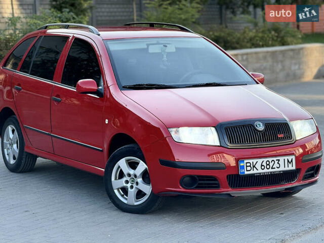 Красный Шкода Фабия, объемом двигателя 1.39 л и пробегом 241 тыс. км за 4399 $, фото 3 на Automoto.ua