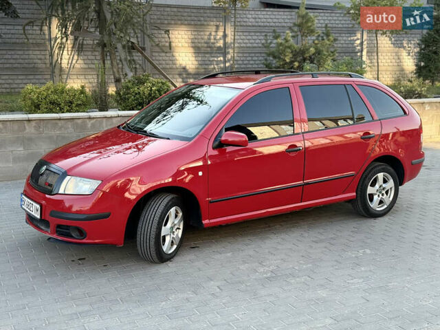 Красный Шкода Фабия, объемом двигателя 1.39 л и пробегом 241 тыс. км за 4399 $, фото 7 на Automoto.ua
