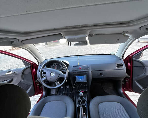 Красный Шкода Фабия, объемом двигателя 1.39 л и пробегом 174 тыс. км за 4700 $, фото 7 на Automoto.ua