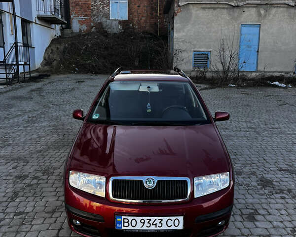 Красный Шкода Фабия, объемом двигателя 1.39 л и пробегом 174 тыс. км за 4700 $, фото 1 на Automoto.ua
