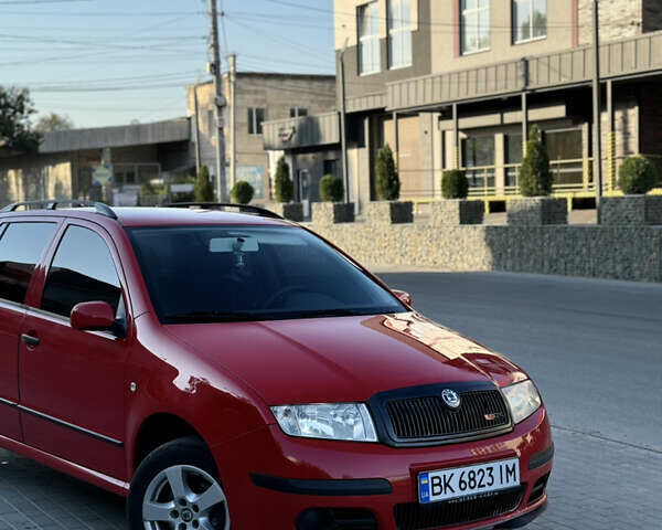 Красный Шкода Фабия, объемом двигателя 1.39 л и пробегом 241 тыс. км за 4399 $, фото 1 на Automoto.ua