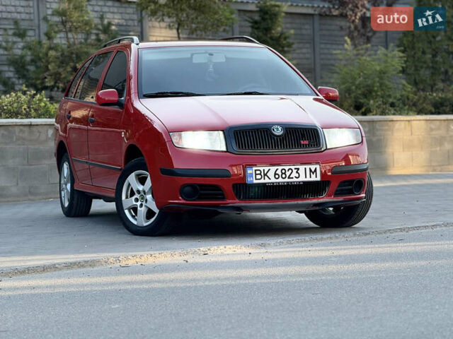 Красный Шкода Фабия, объемом двигателя 1.39 л и пробегом 241 тыс. км за 4399 $, фото 2 на Automoto.ua