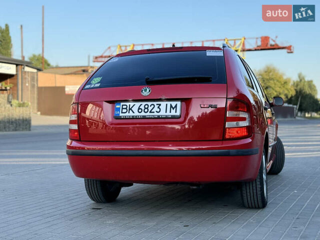 Красный Шкода Фабия, объемом двигателя 1.39 л и пробегом 241 тыс. км за 4399 $, фото 4 на Automoto.ua