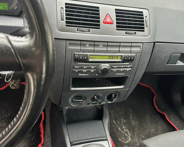 Красный Шкода Фабия, объемом двигателя 1.4 л и пробегом 169 тыс. км за 4200 $, фото 10 на Automoto.ua