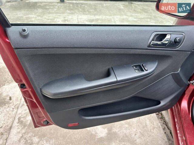Красный Шкода Фабия, объемом двигателя 1.4 л и пробегом 169 тыс. км за 4200 $, фото 14 на Automoto.ua