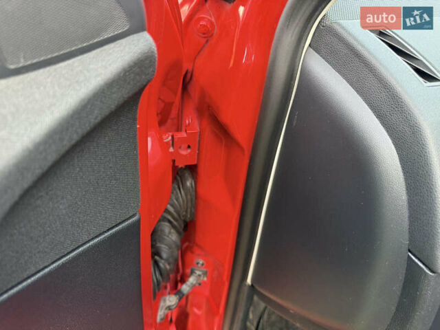 Красный Шкода Фабия, объемом двигателя 1.39 л и пробегом 209 тыс. км за 3990 $, фото 27 на Automoto.ua