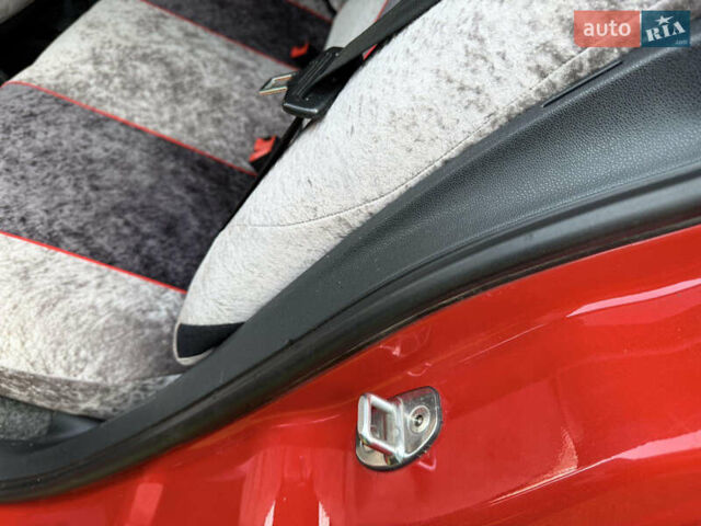 Красный Шкода Фабия, объемом двигателя 1.39 л и пробегом 209 тыс. км за 3990 $, фото 28 на Automoto.ua