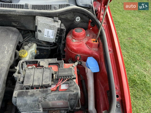 Красный Шкода Фабия, объемом двигателя 1.39 л и пробегом 209 тыс. км за 3990 $, фото 13 на Automoto.ua