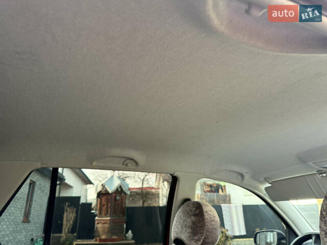 Красный Шкода Фабия, объемом двигателя 1.39 л и пробегом 209 тыс. км за 3990 $, фото 4 на Automoto.ua