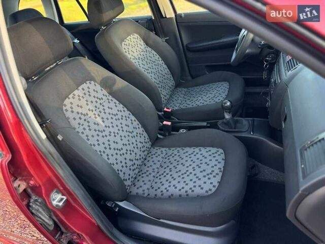 Красный Шкода Фабия, объемом двигателя 1.39 л и пробегом 201 тыс. км за 4199 $, фото 21 на Automoto.ua