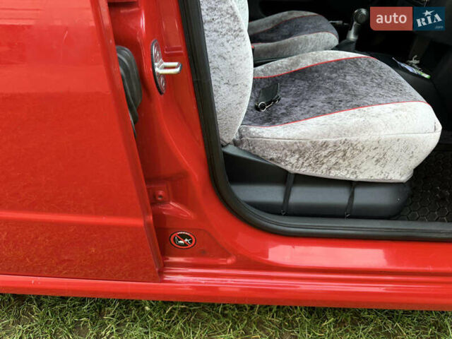 Красный Шкода Фабия, объемом двигателя 1.39 л и пробегом 209 тыс. км за 3990 $, фото 22 на Automoto.ua