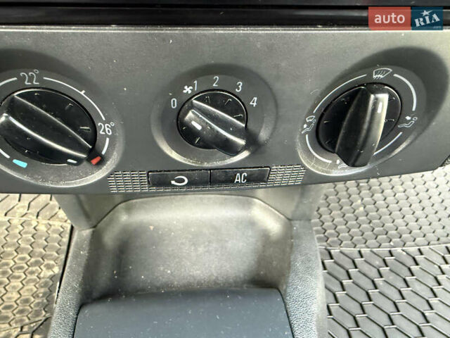 Красный Шкода Фабия, объемом двигателя 1.39 л и пробегом 209 тыс. км за 3990 $, фото 30 на Automoto.ua