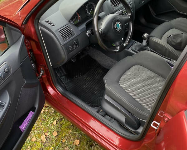 Красный Шкода Фабия, объемом двигателя 1.39 л и пробегом 194 тыс. км за 4490 $, фото 14 на Automoto.ua