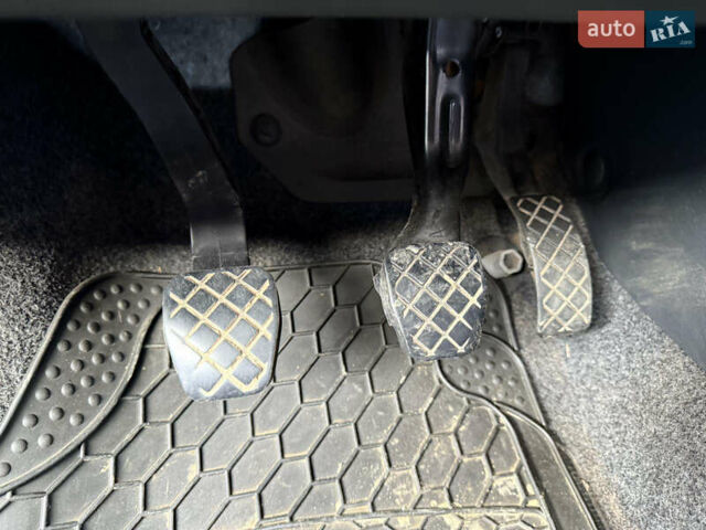 Красный Шкода Фабия, объемом двигателя 1.39 л и пробегом 209 тыс. км за 3990 $, фото 12 на Automoto.ua