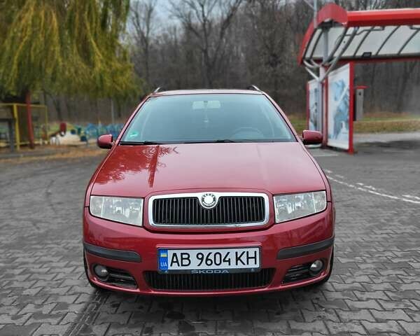 Красный Шкода Фабия, объемом двигателя 1.39 л и пробегом 212 тыс. км за 3800 $, фото 2 на Automoto.ua