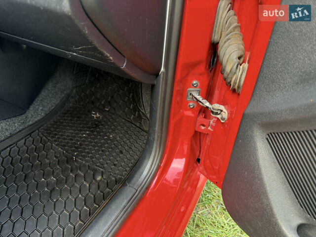 Красный Шкода Фабия, объемом двигателя 1.39 л и пробегом 209 тыс. км за 3990 $, фото 21 на Automoto.ua