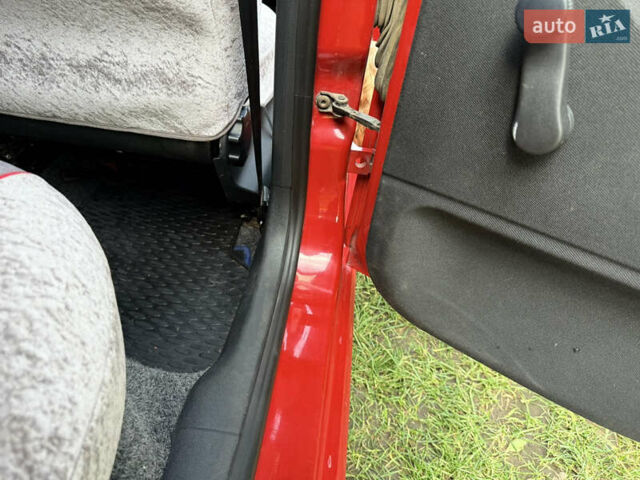 Красный Шкода Фабия, объемом двигателя 1.39 л и пробегом 209 тыс. км за 3990 $, фото 25 на Automoto.ua