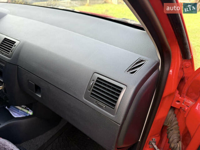 Красный Шкода Фабия, объемом двигателя 1.39 л и пробегом 209 тыс. км за 3990 $, фото 23 на Automoto.ua