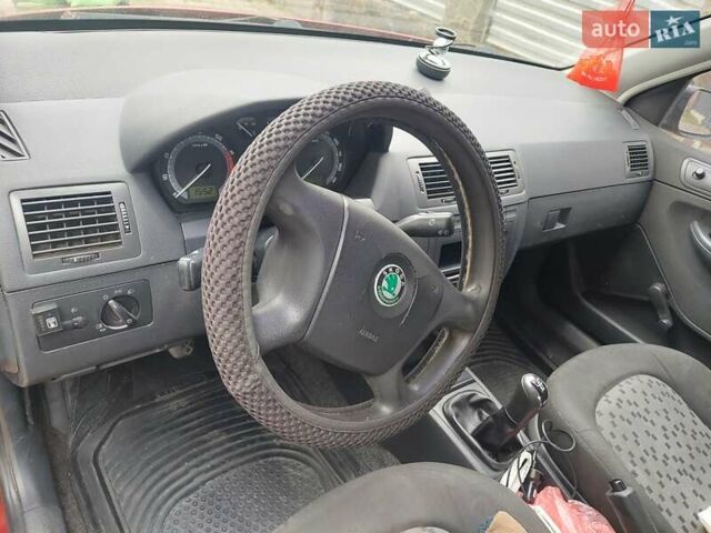 Красный Шкода Фабия, объемом двигателя 1.2 л и пробегом 295 тыс. км за 3250 $, фото 2 на Automoto.ua