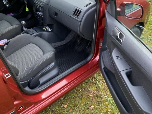 Червоний Шкода Фабія, об'ємом двигуна 1.4 л та пробігом 193 тис. км за 4550 $, фото 5 на Automoto.ua