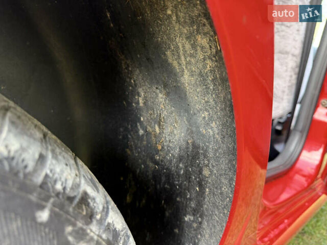 Красный Шкода Фабия, объемом двигателя 1.39 л и пробегом 209 тыс. км за 3990 $, фото 5 на Automoto.ua