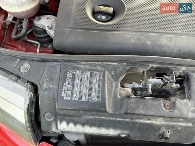 Красный Шкода Фабия, объемом двигателя 1.39 л и пробегом 209 тыс. км за 3990 $, фото 1 на Automoto.ua