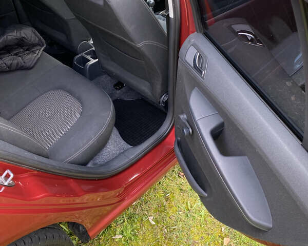 Красный Шкода Фабия, объемом двигателя 1.39 л и пробегом 194 тыс. км за 4490 $, фото 15 на Automoto.ua