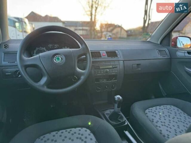 Красный Шкода Фабия, объемом двигателя 1.39 л и пробегом 201 тыс. км за 4199 $, фото 18 на Automoto.ua