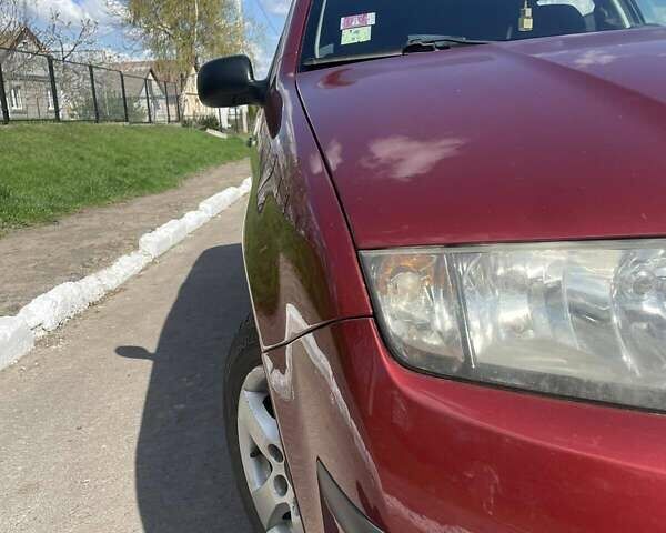 Красный Шкода Фабия, объемом двигателя 1.2 л и пробегом 218 тыс. км за 3300 $, фото 2 на Automoto.ua