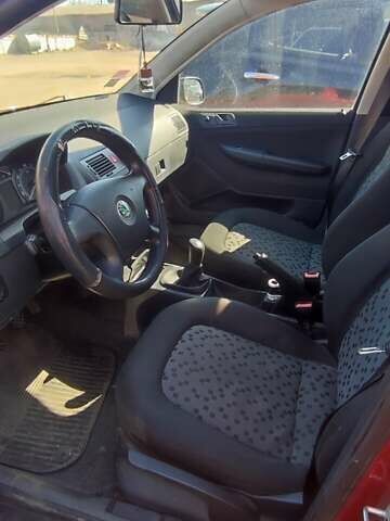 Красный Шкода Фабия, объемом двигателя 1.2 л и пробегом 218 тыс. км за 3300 $, фото 9 на Automoto.ua