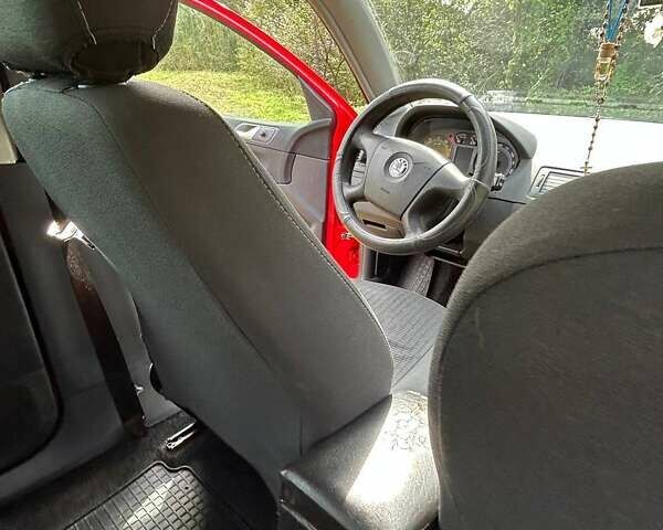 Червоний Шкода Фабія, об'ємом двигуна 1.2 л та пробігом 258 тис. км за 4100 $, фото 27 на Automoto.ua