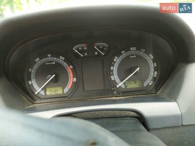 Красный Шкода Фабия, объемом двигателя 1.4 л и пробегом 208 тыс. км за 6300 $, фото 9 на Automoto.ua