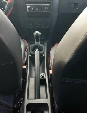 Красный Шкода Фабия, объемом двигателя 1.4 л и пробегом 255 тыс. км за 4100 $, фото 10 на Automoto.ua