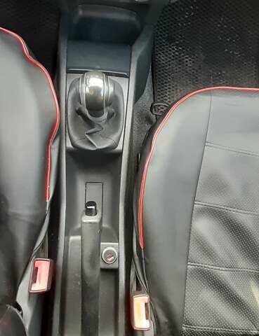 Красный Шкода Фабия, объемом двигателя 1.4 л и пробегом 255 тыс. км за 4100 $, фото 4 на Automoto.ua