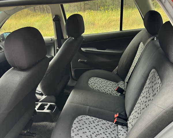 Красный Шкода Фабия, объемом двигателя 1.2 л и пробегом 400 тыс. км за 2799 $, фото 6 на Automoto.ua