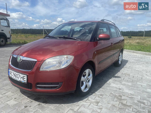 Красный Шкода Фабия, объемом двигателя 1.39 л и пробегом 179 тыс. км за 5700 $, фото 1 на Automoto.ua