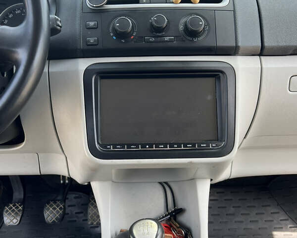 Красный Шкода Фабия, объемом двигателя 1.2 л и пробегом 157 тыс. км за 5500 $, фото 14 на Automoto.ua