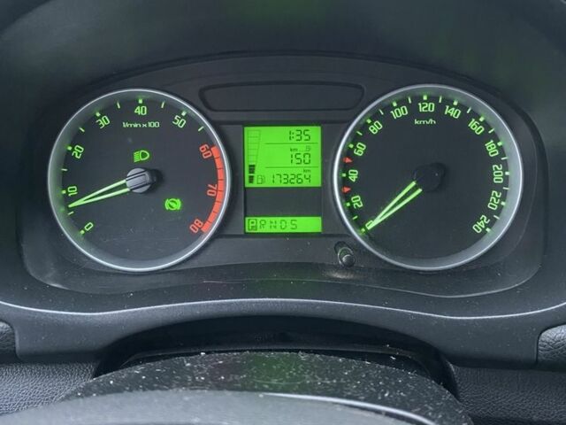 Красный Шкода Фабия, объемом двигателя 1.6 л и пробегом 173 тыс. км за 6750 $, фото 7 на Automoto.ua