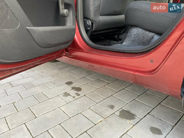 Красный Шкода Фабия, объемом двигателя 1.39 л и пробегом 180 тыс. км за 5000 $, фото 17 на Automoto.ua