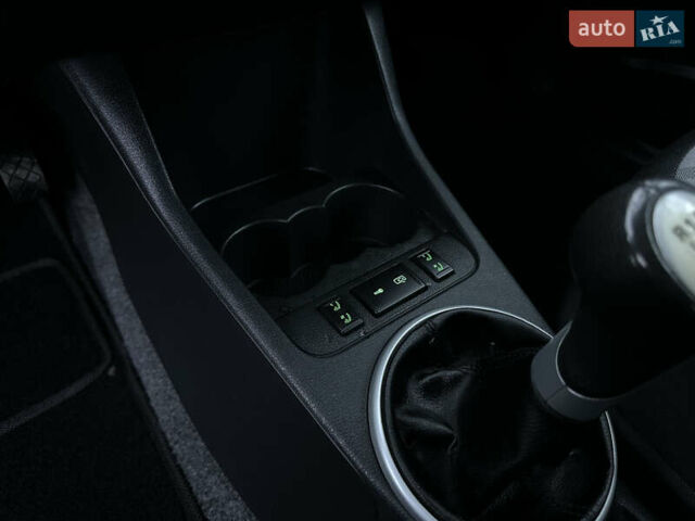 Червоний Шкода Фабія, об'ємом двигуна 1.6 л та пробігом 156 тис. км за 6200 $, фото 29 на Automoto.ua