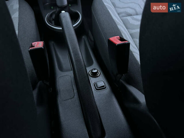 Червоний Шкода Фабія, об'ємом двигуна 1.6 л та пробігом 156 тис. км за 6200 $, фото 41 на Automoto.ua